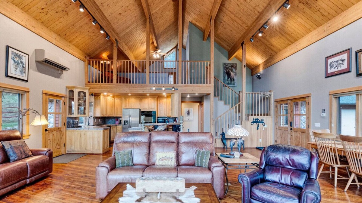 Darby Cabin | Cozy Mountain Cabin Close to Town