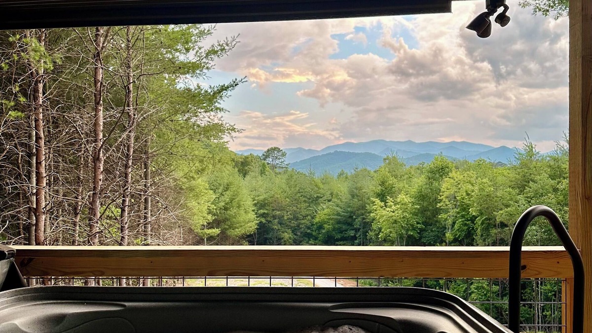 Franklin House | Cozy mountain cabin, dog friendly, sunset views.