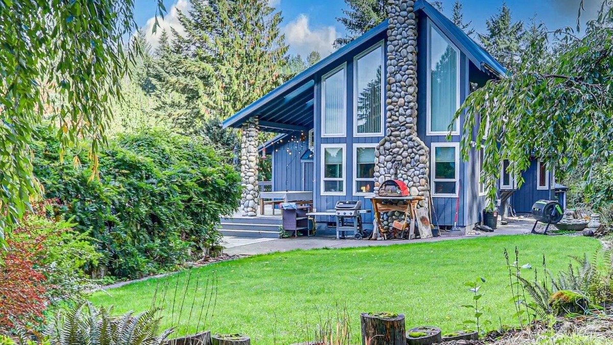 Sandy Cabin | Cozy Mountain Cabin on Private 37-Acre Park with Creek Trails & Mt Hood Views!