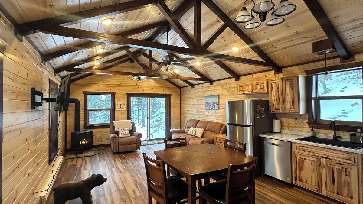 Marysville Cabin | Cozy mountain cabin walk to ski area!