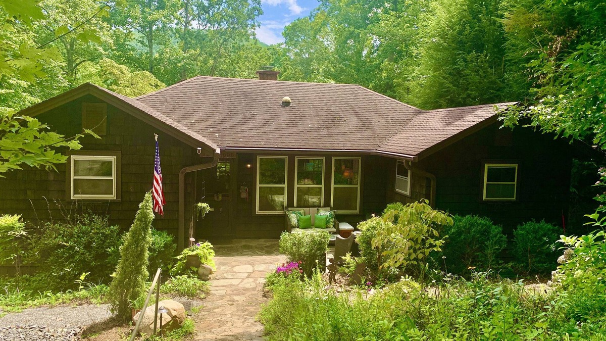 Montreat House | Cozy Mountain Cabin with Modern Amenities