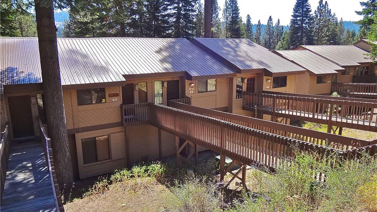 Lakeshore Condo | Cozy Mountain Condo with Hot Tub & Seasonal Pool - Year-Round Outdoor Fun Nearby