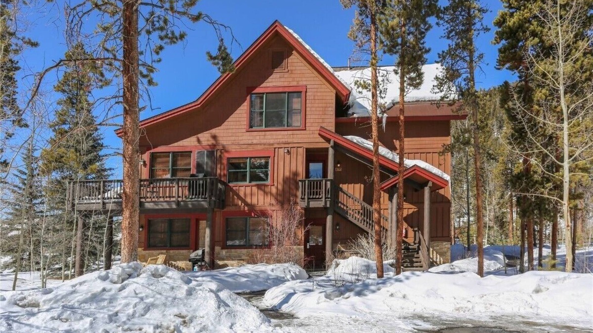 Keystone Condo | Cozy mountain getaway. Fireplace. Hot tub and pool