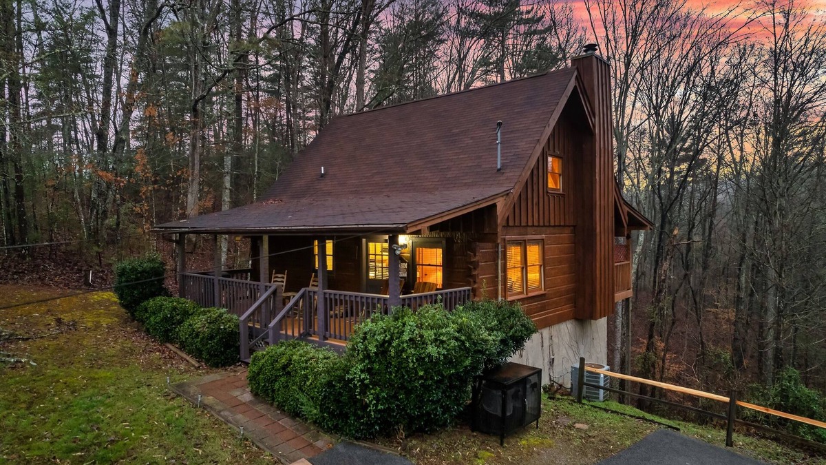 Gatlinburg - Pigeon Forge Cabin | Cozy Mountain Retreat w/hot tub, 5 mins to downtown strip