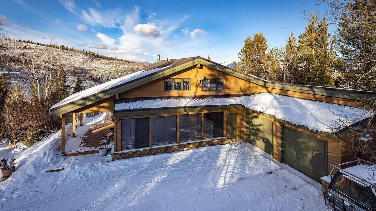 Butler Creek House | Cozy mountain retreat, views of Grand Teton, 30 minutes to JHMR and downtown.
