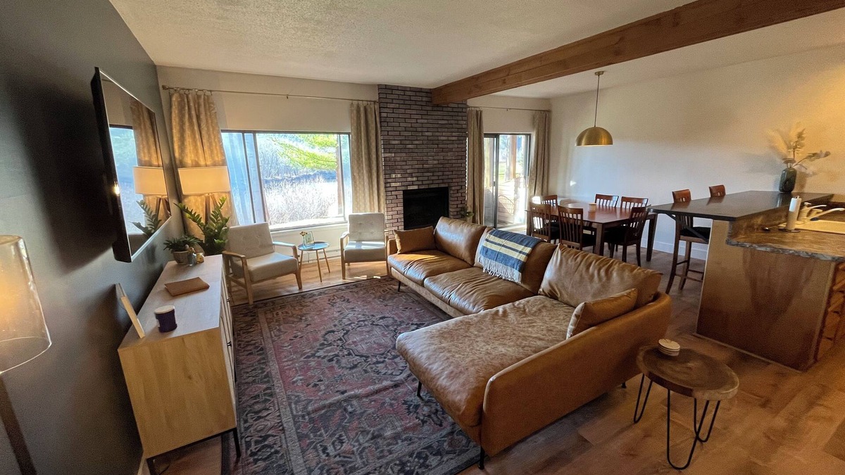 Plymouth House | Cozy Mountain Townhouse