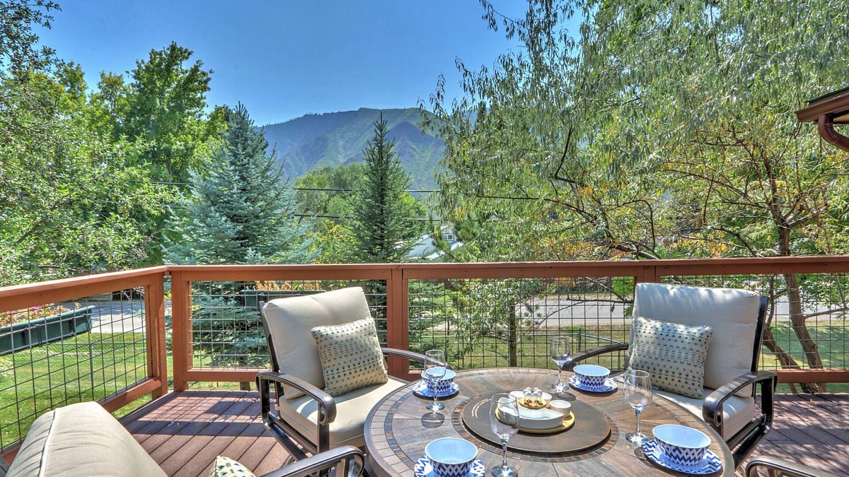 Glenwood Springs House | Cozy Mountain Home w/NEW Hot Tub, Firepit & Deck w/Views, 5 Mi. 2 Pools!
