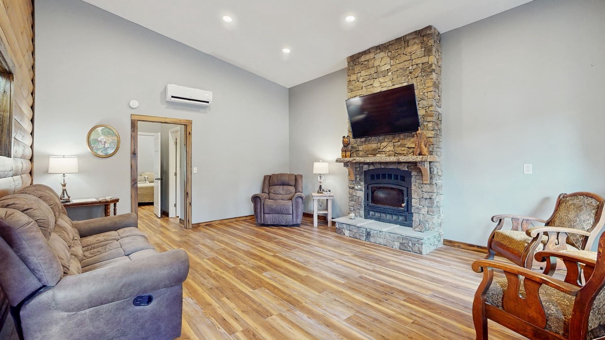 Lookout Mountain Cabin | Cozy mountain cabin with fire pit, outdoor kitchen & scenic yard