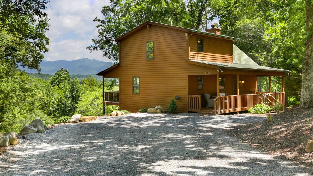 Hayesville Ski Chalet | Cozy Mountain View Chalet