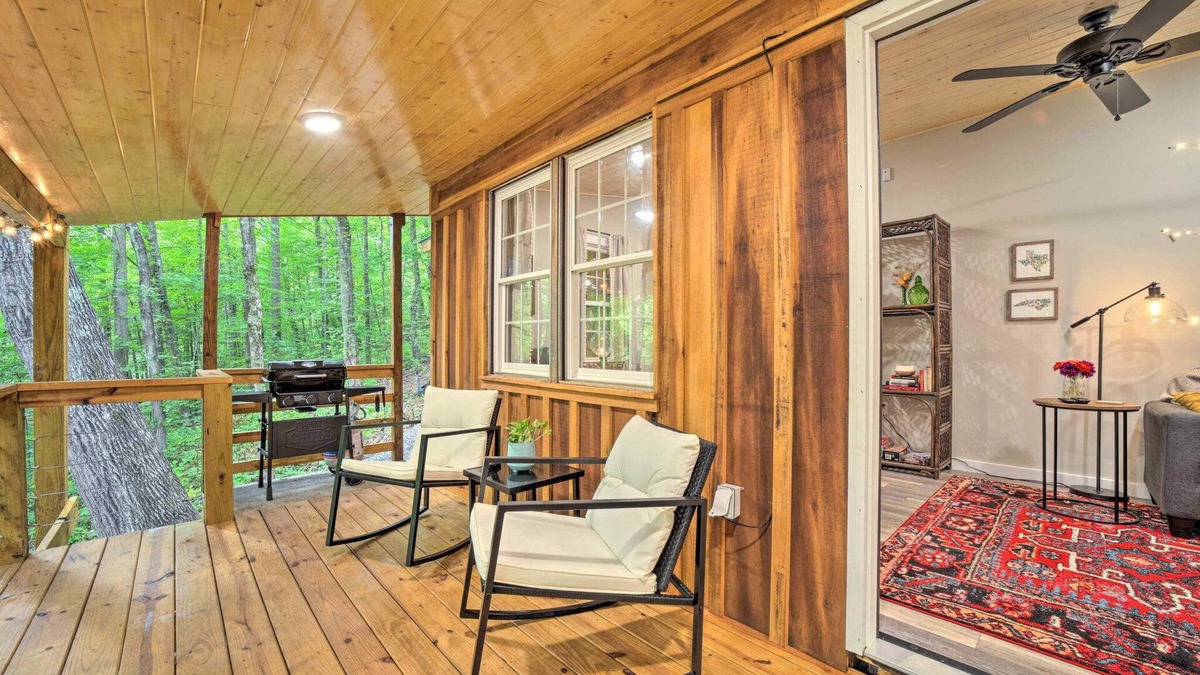 Sylva House | Cozy Mountainside Studio Nestled in the Trees