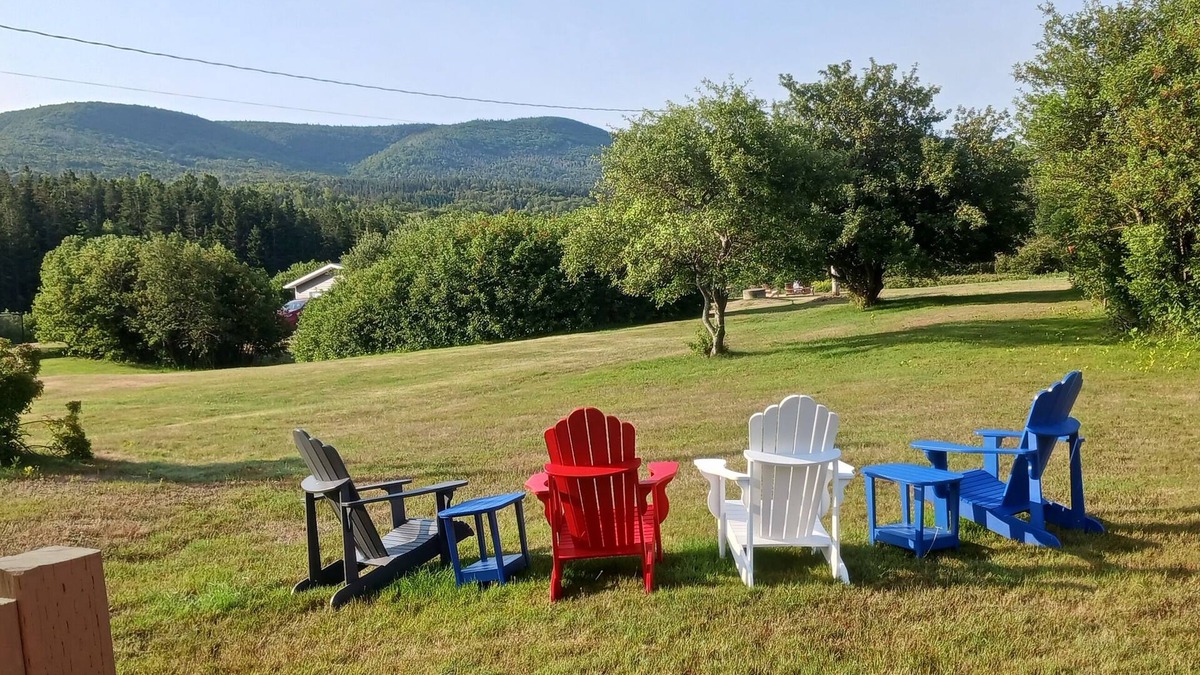 Cheticamp House | Cozy Mountainview Bungalow. French Fishing Village. Whale Watching tours.