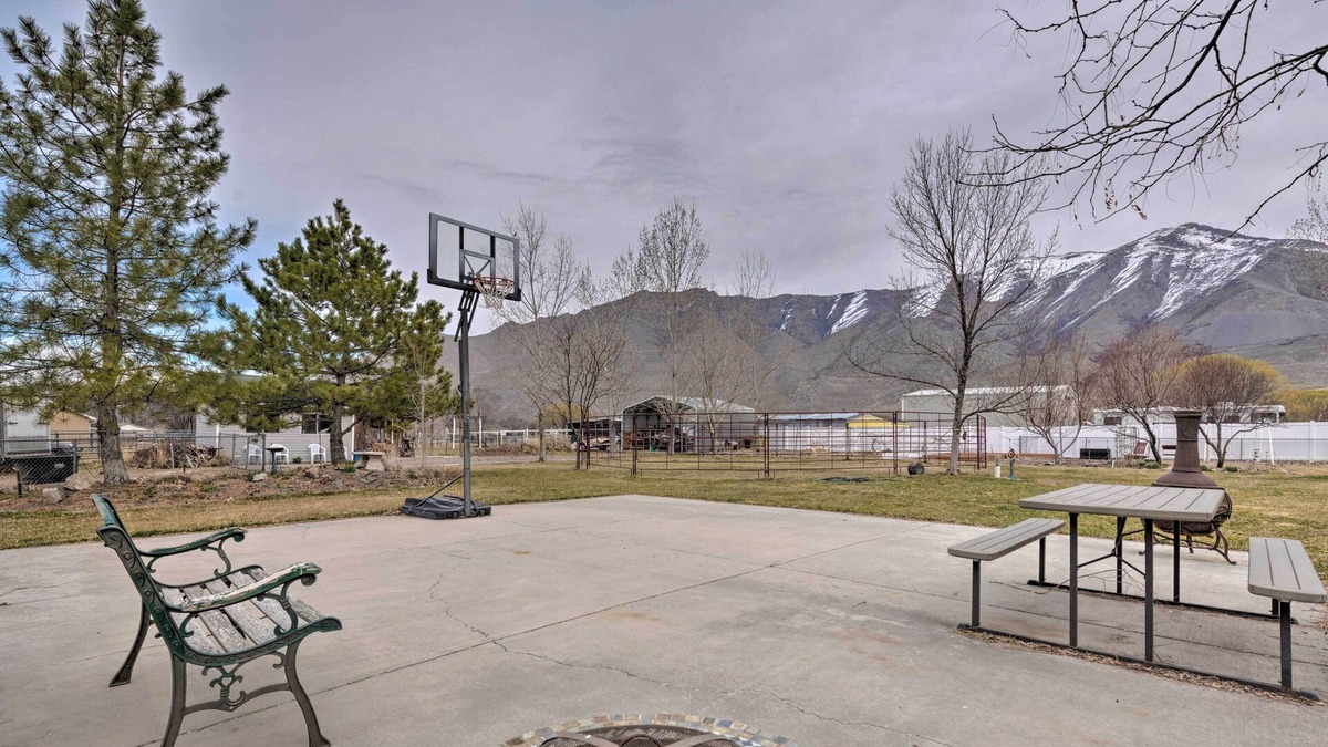 Lake Point Apartment | Cozy Mtn Apt ~10Mi to Great Lake State Park