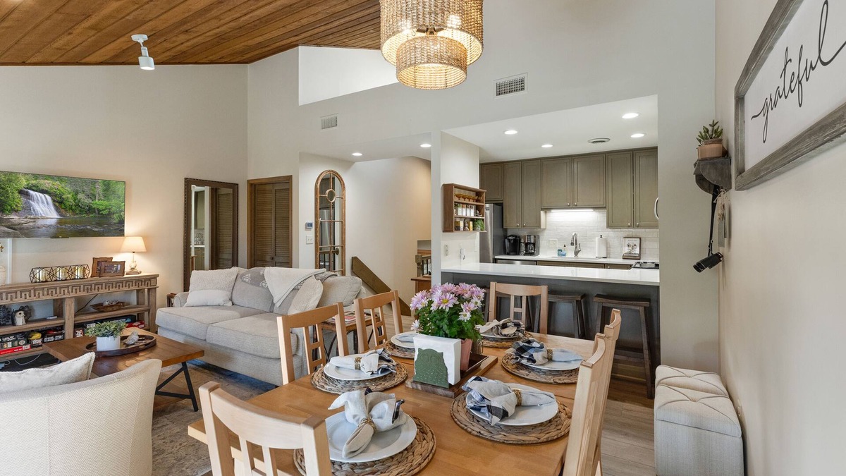 Sapphire Villa | Cozy Mtn Retreat minutes from Sapphire Valley Resort. Renovated. Pet Friendly!n