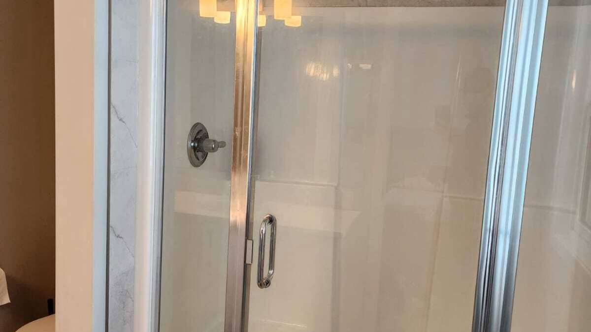 Southeast Calgary House | Cozy n Spacious 3BR House w/Garage available for short/Long term