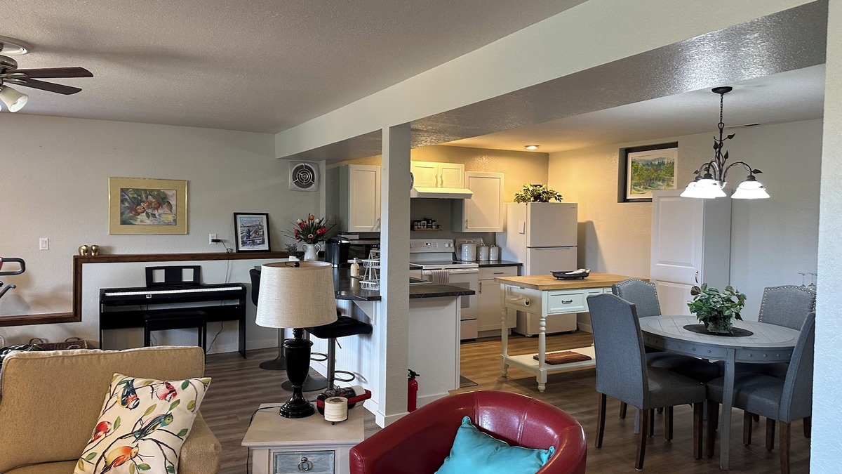 East Wenatchee Apartment | Cozy Neighborhood Retreat. Spacious kitchen. Large 1 bedroom 1 bath suite.