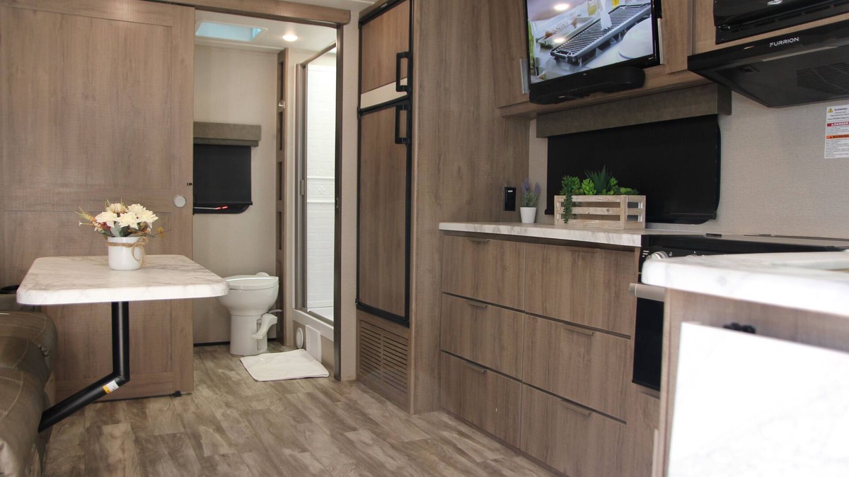 Palmdale House | Cozy new trailer situated near restaurants and stores .