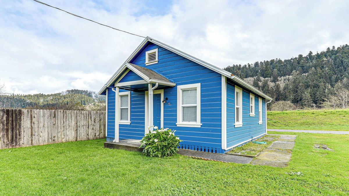 Orick Cottage | Cozy NorCal Cottage: 2 Mi to Redwoods & Beaches!