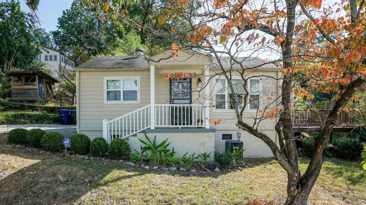 Northside House | Cozy North Shore Cottage - GREAT location, Pet friendly!