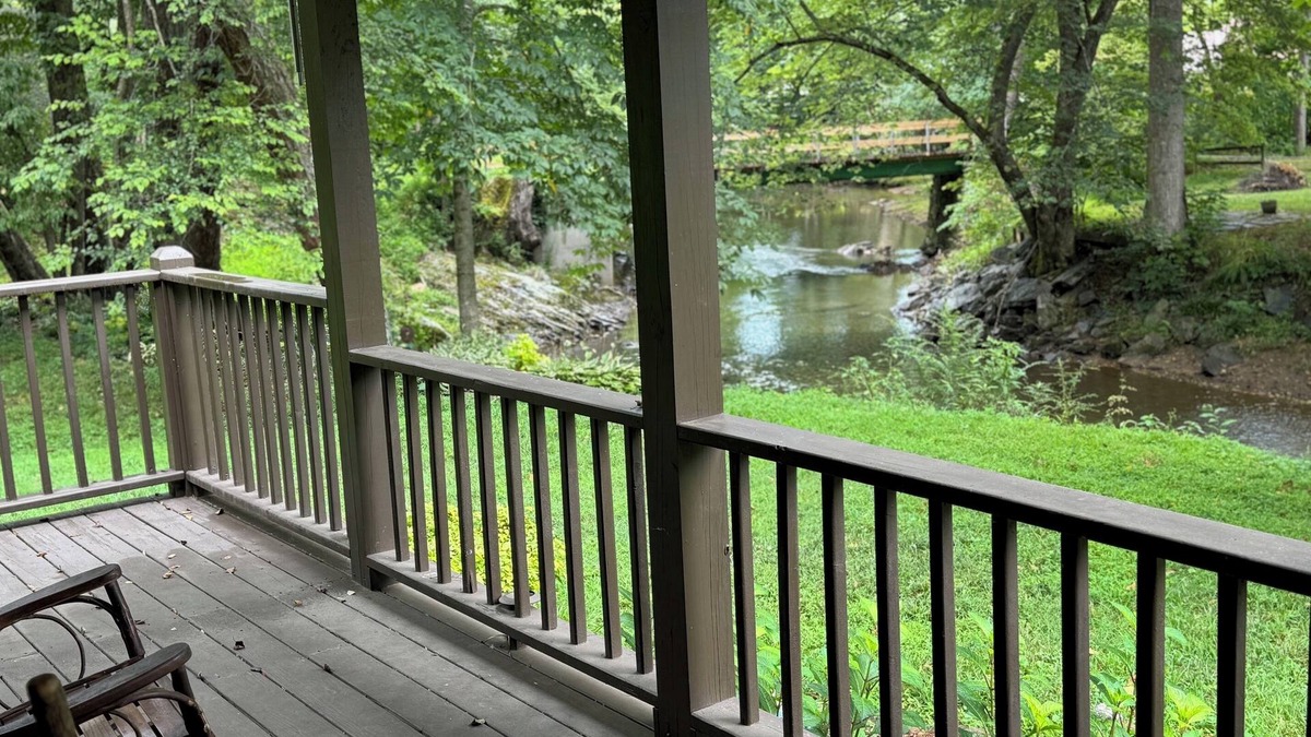 Choestoe Cabin | Cozy Nottely River Cabin. Close to lake, hiking trails, and Vogel State Park.