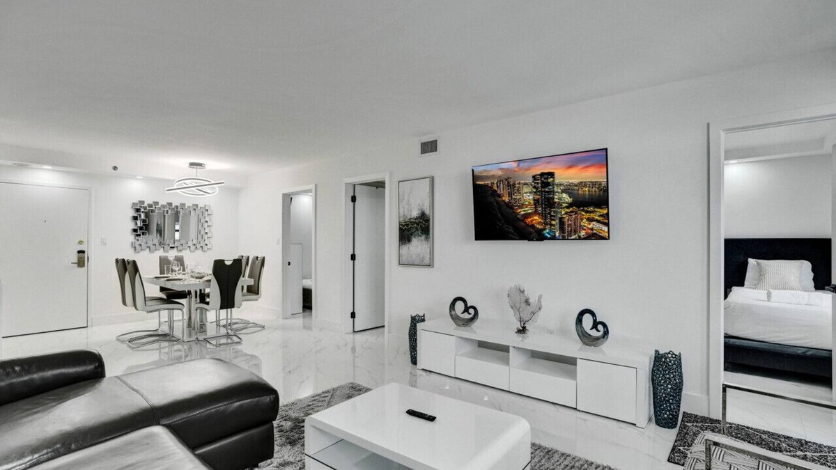 La Gorce Apartment | Cozy Ocean View Condo/Beach Service & Pool/808