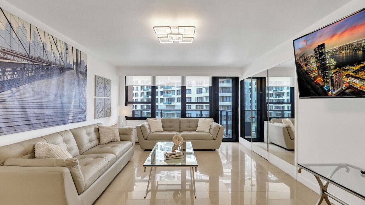 Miami Beach Apartment | Cozy Ocean View Condo/Beach Service & Pool/617