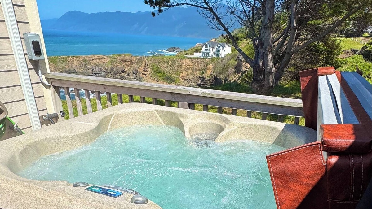 Shelter Cove Condo | Cozy Oceanview!by OceanviewHotTubs Tesla Charging Oceanfront! Shelter Cove, CA