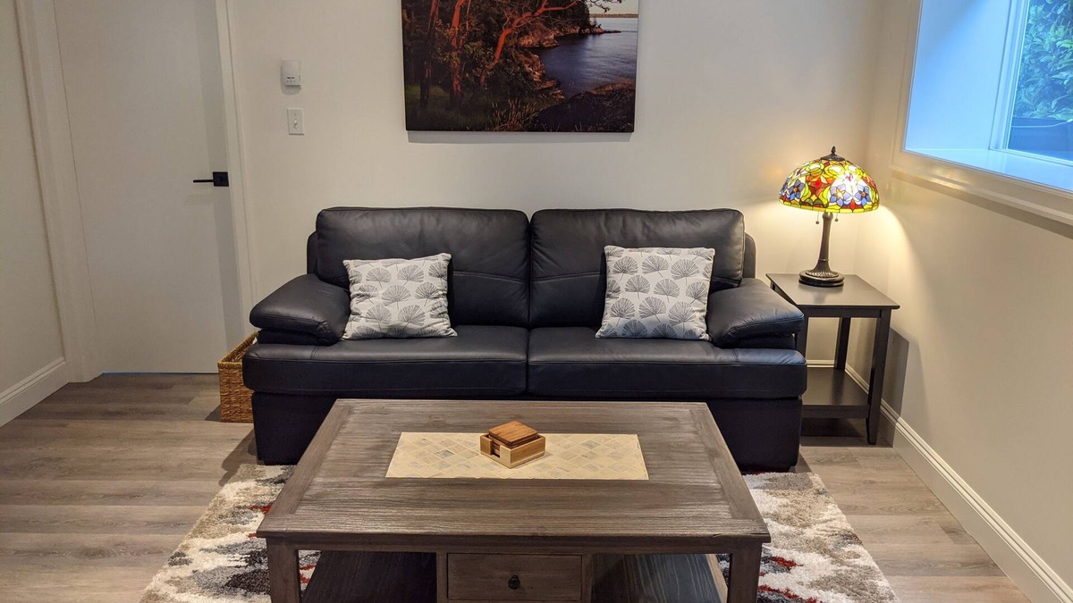 Sidney House | Cozy One-Bedroom Suite Close To The Ocean