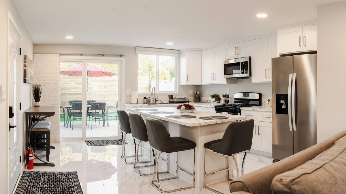 La Sierra Hills House | Cozy One BR House, King Size bed and Full kitchen