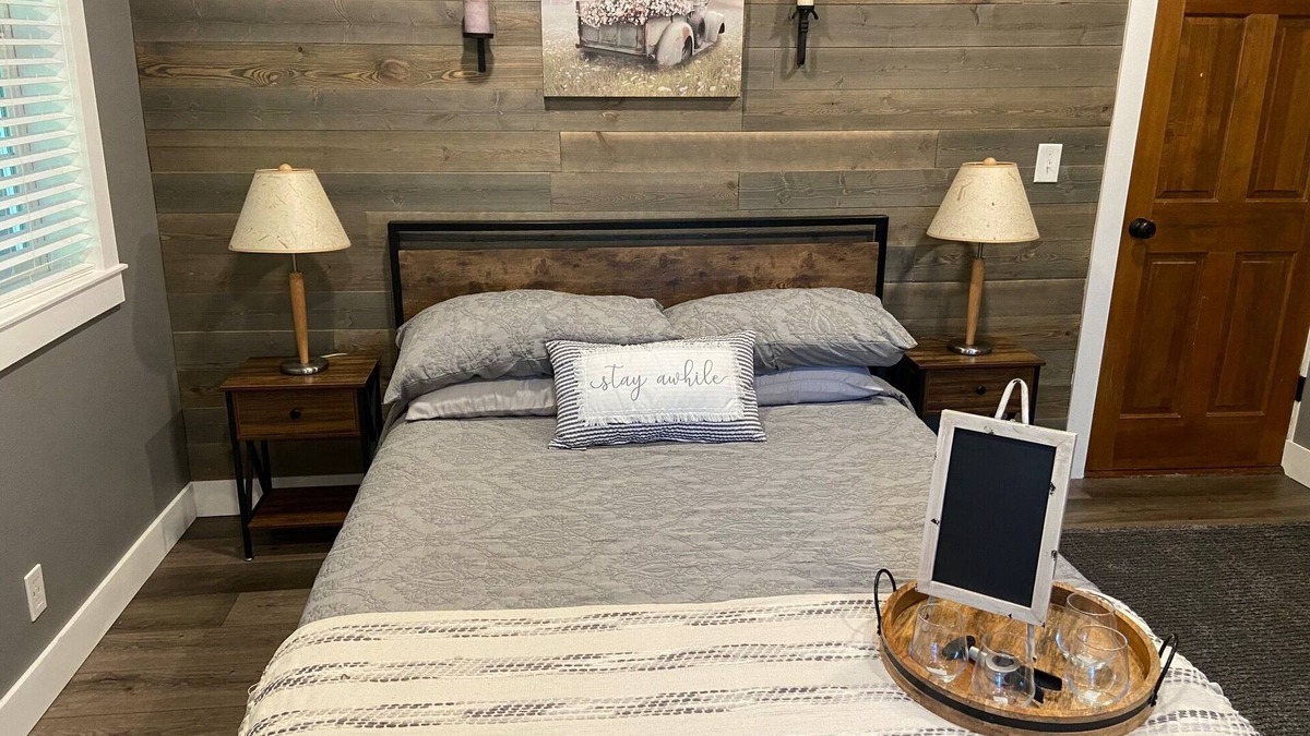 Wilsonville House | Cozy one room suite on two acres.
