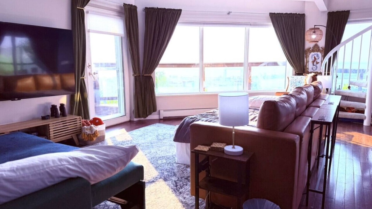 Observation Hill Apartment | Cozy Panoramic Lake and Lift Bridge Views