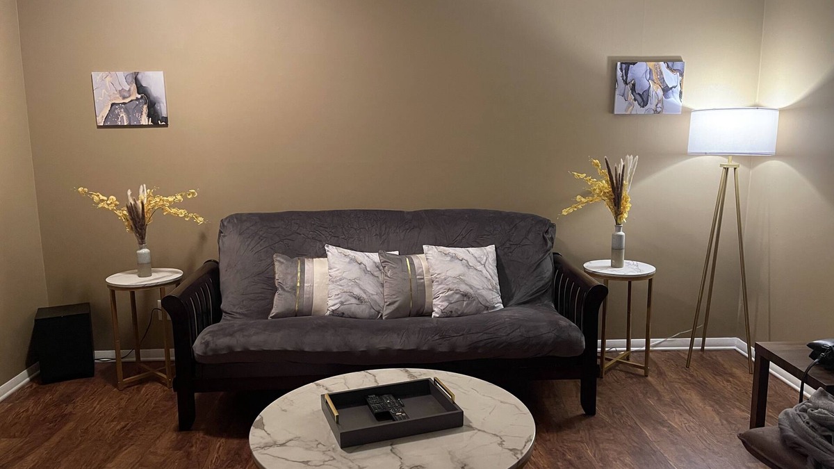 Glen Iris Condo | Cozy/peaceful condo that’s centrally-located & only minutes to many attractions.