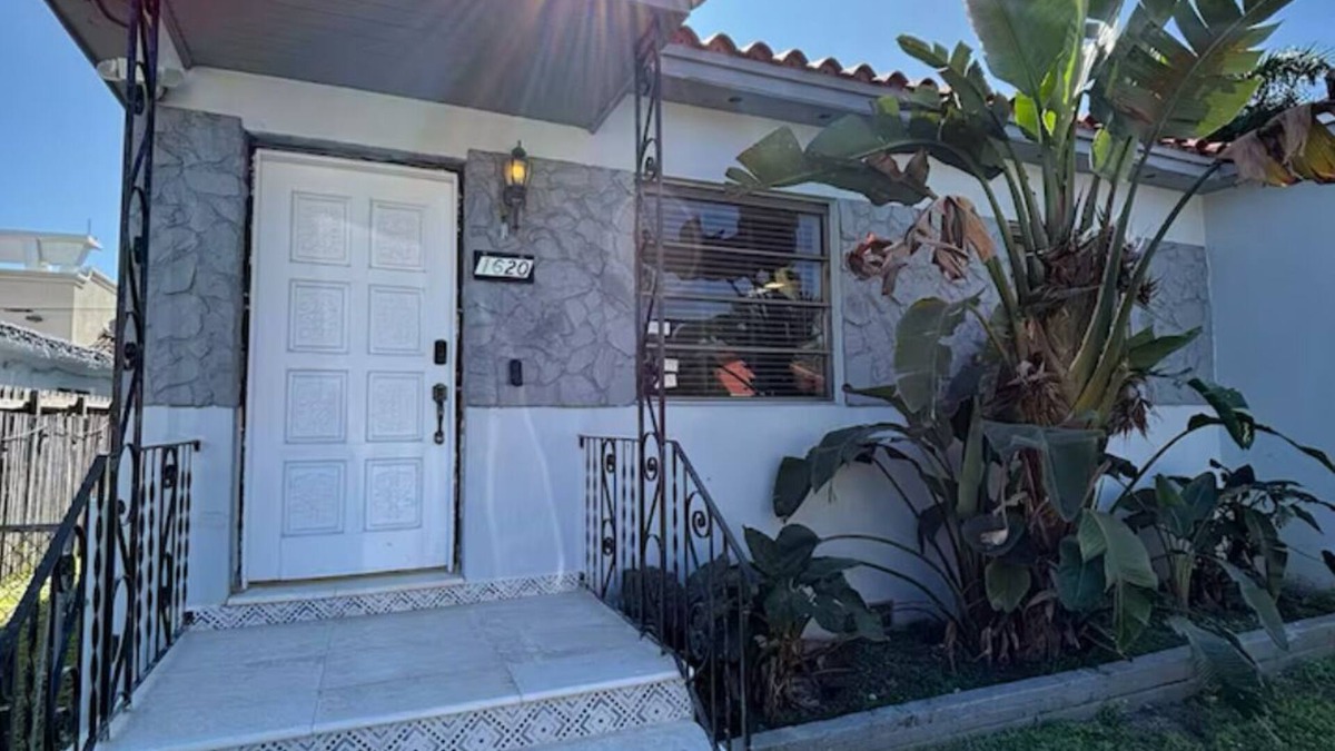 East Little Havana House | Cozy & peaceful historic Bungalow steps from ballpark