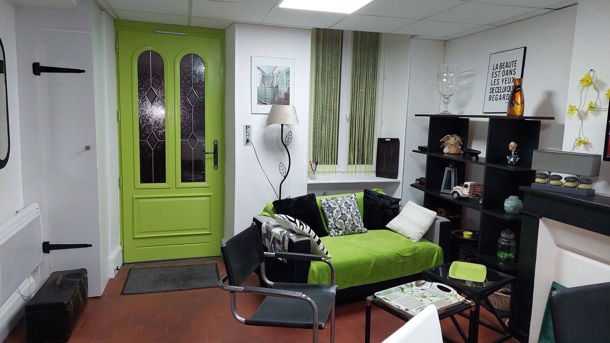 Vailly-sur-Sauldre Cottage | Cozy pet-friendly city home with shared courtyard and free WiFi in Vailly-sur-Sauldre