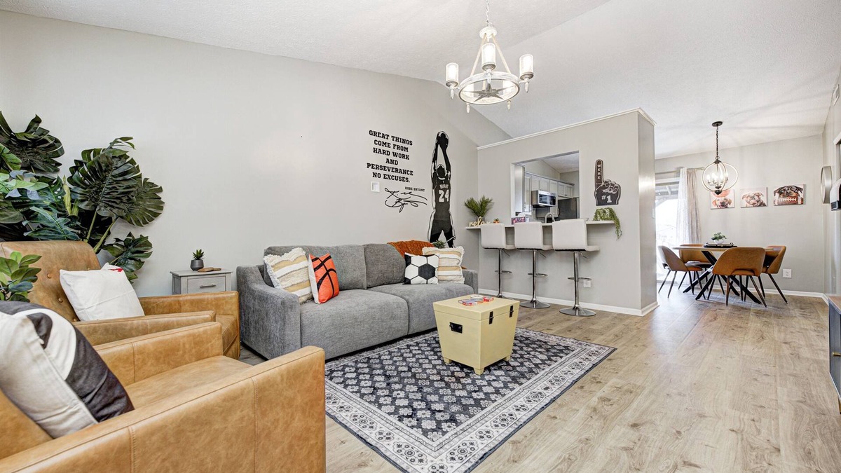 Westfield House | Cozy Pet Friendly Ranch 2 miles to Grand Park | Firepit, King Bed & Games!