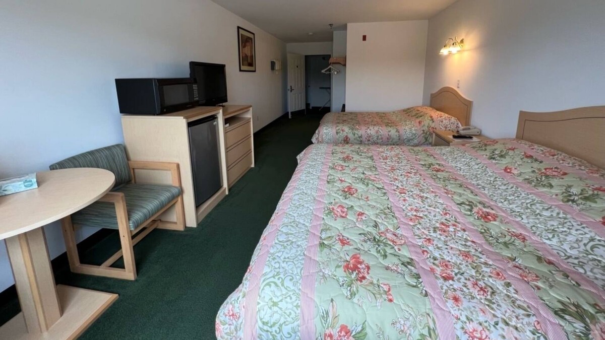 Renault Apartment | Cozy Petite King + Queen Suite in a Friendly Town!