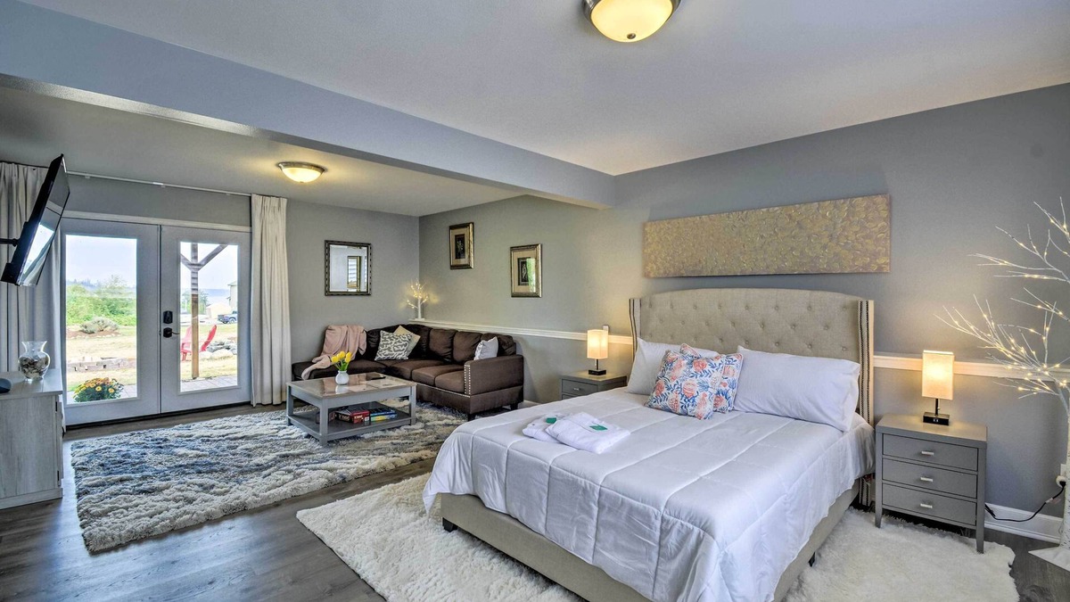 South Colby Apartment | Cozy Port Orchard Home w/Grill & Fire Pit!