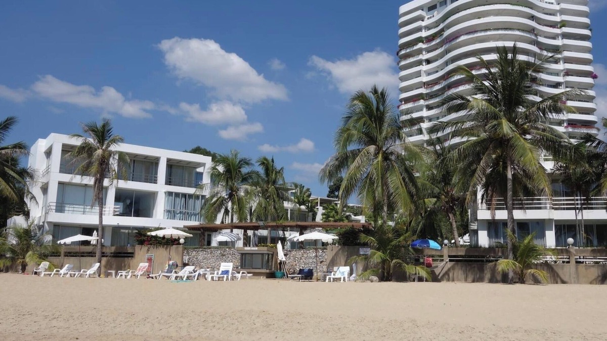 Chakphong House | Cozy Private Beach Front 5 Bedrooms house