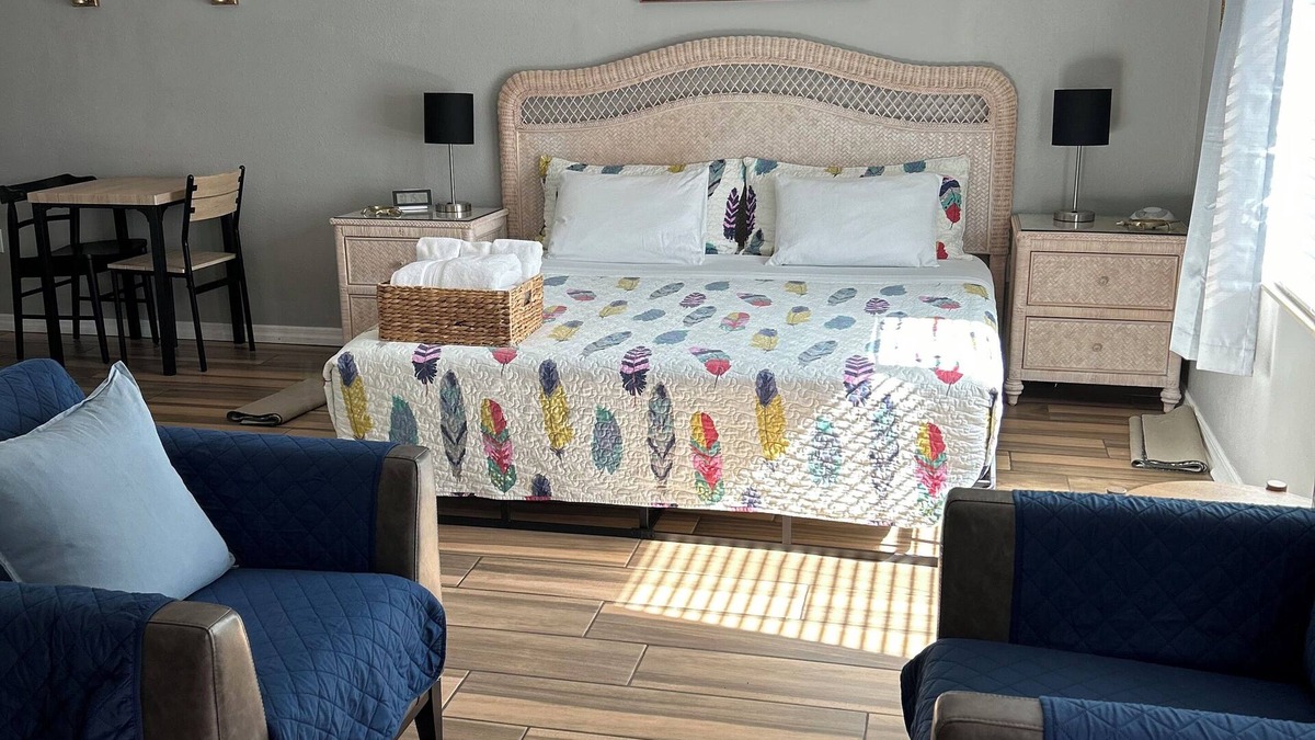 Spring Hill Apartment | Cozy Private King Studio w Large Driveway Free Wi-Fi Kitchenette Self CheckIn