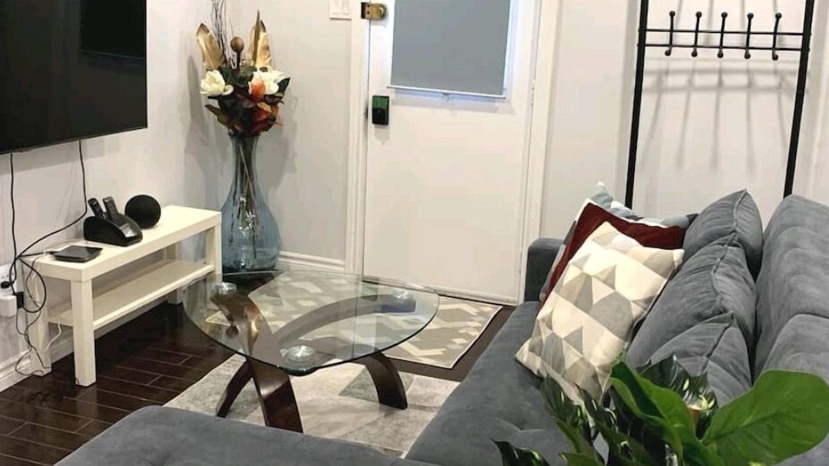 Hamilton House | Cozy , Private Patio