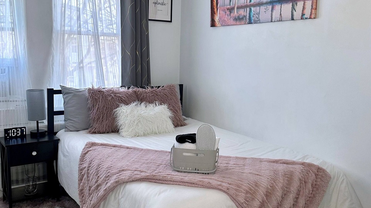 Hicksville Cabin | 🎀 Cozy Private Room 👣 Near LIRR & Shops 🛜 Fast Wi-Fi