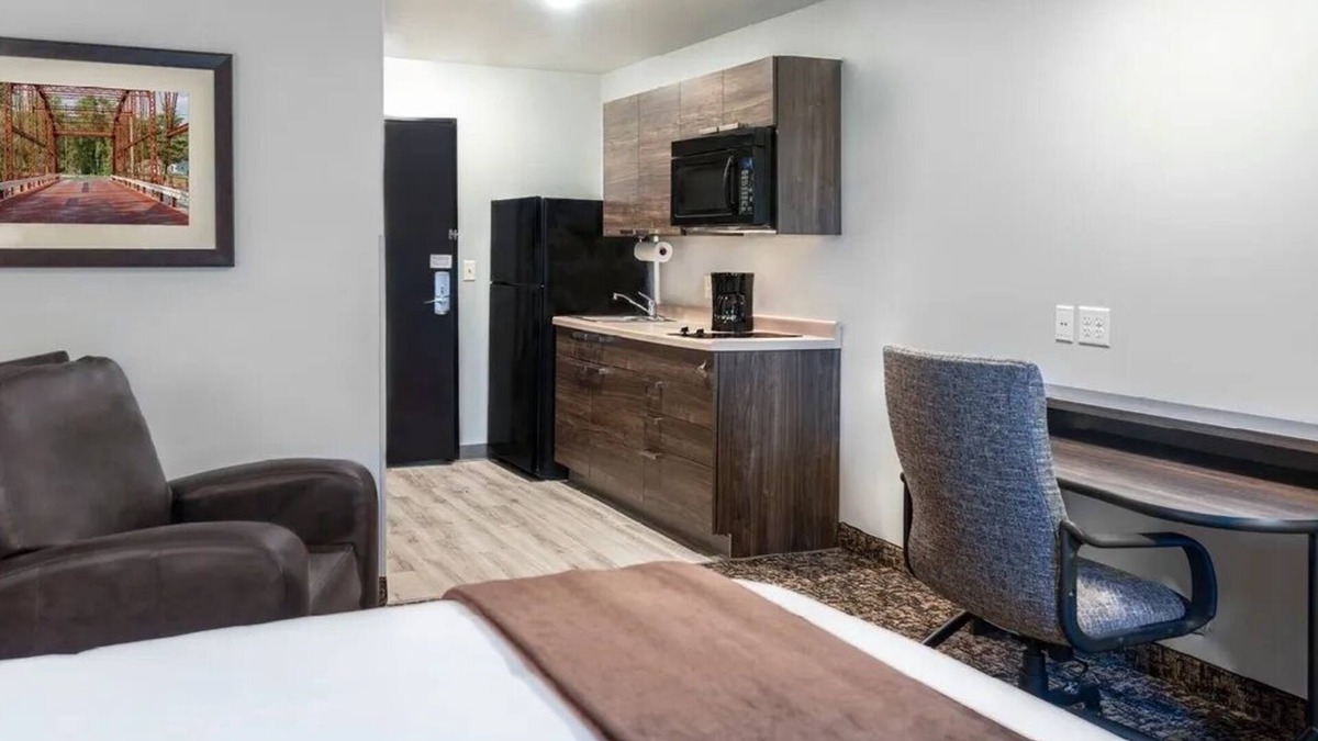 Huntersville Hotel | Cozy Queen Room | Near Birkdale Village | Relaxing Stay