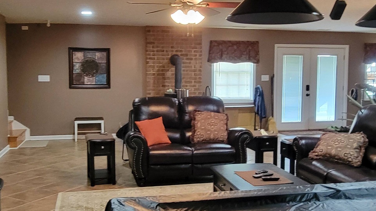 Appomattox House | Cozy & quiet 1 Bedroom apartment with pool table and big screen TV.