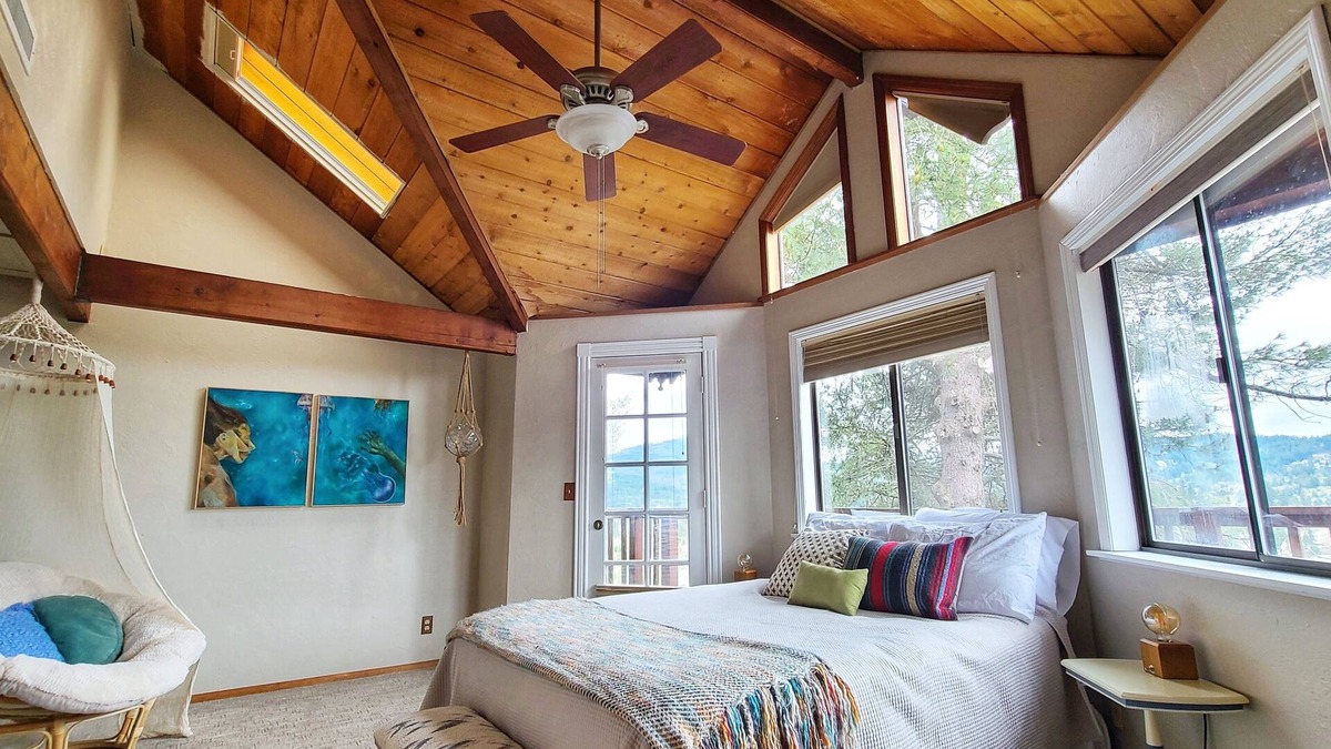 Southeast Eugene House | Cozy & Quiet 2 bdrm private Treehouse getaway with Amazing Views minutes from UO