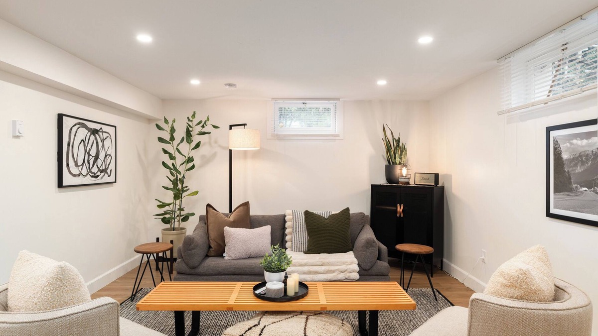 Saanich East House | Cozy Quiet 2 Bed Victoria Retreat with Gym