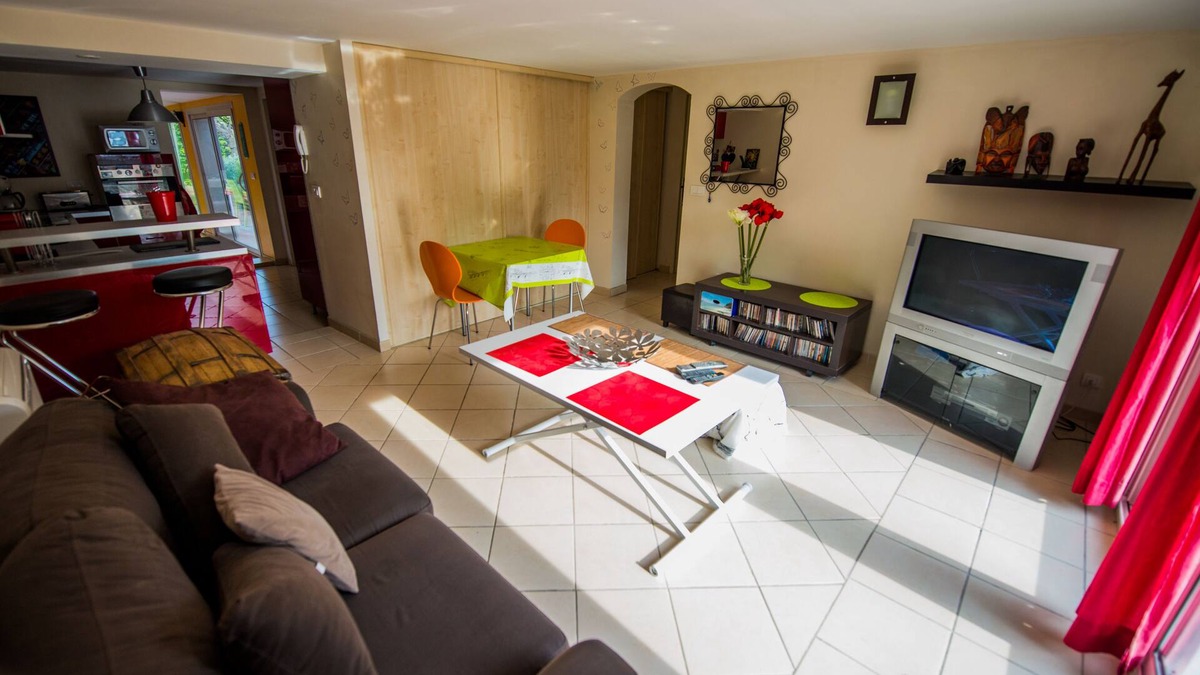 Pertuis Apartment | Cozy, quiet apartment in property at the foot of the luberon (70 m2) + pool