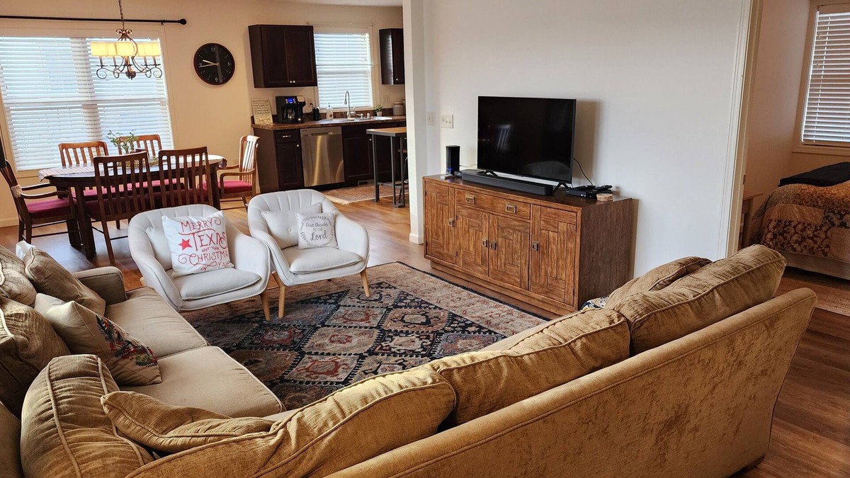 Laurel House | Cozy, quiet, comfortable 3br house, across from the Laurel High School.