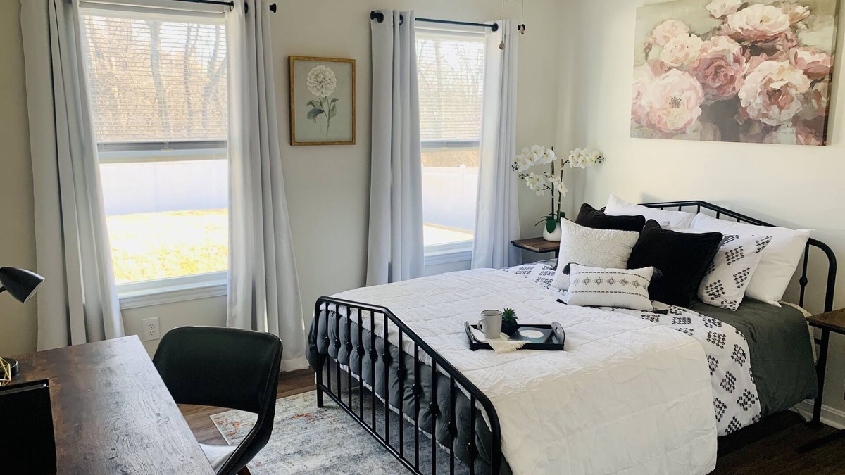 Hebron House | Cozy & Quiet Ranch Home with Private Fenced Yard just Minutes to Cincinnati