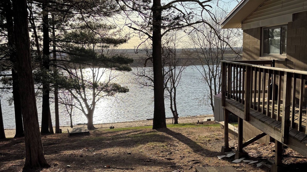 Buffalo Prairie Cabin | Cozy Quiet Water front Cabin for the perfect get away. 5 minutes from town.