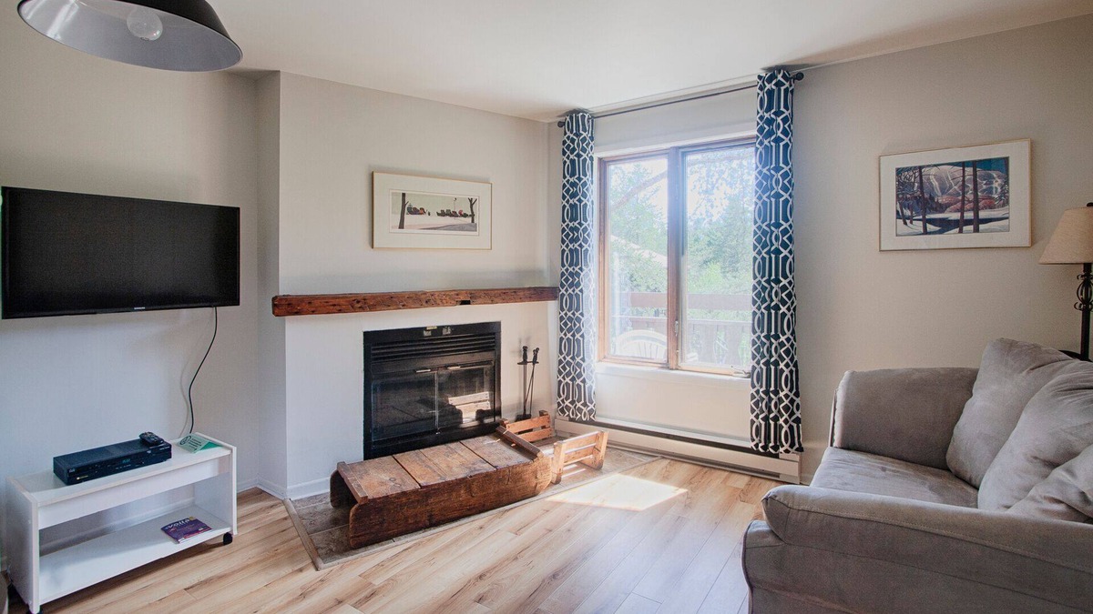 Saint Ferreol les Neiges Condo | Cozy retreat Mountain View’s on Mont Sainte Anne, 1 bedroom condominium AC