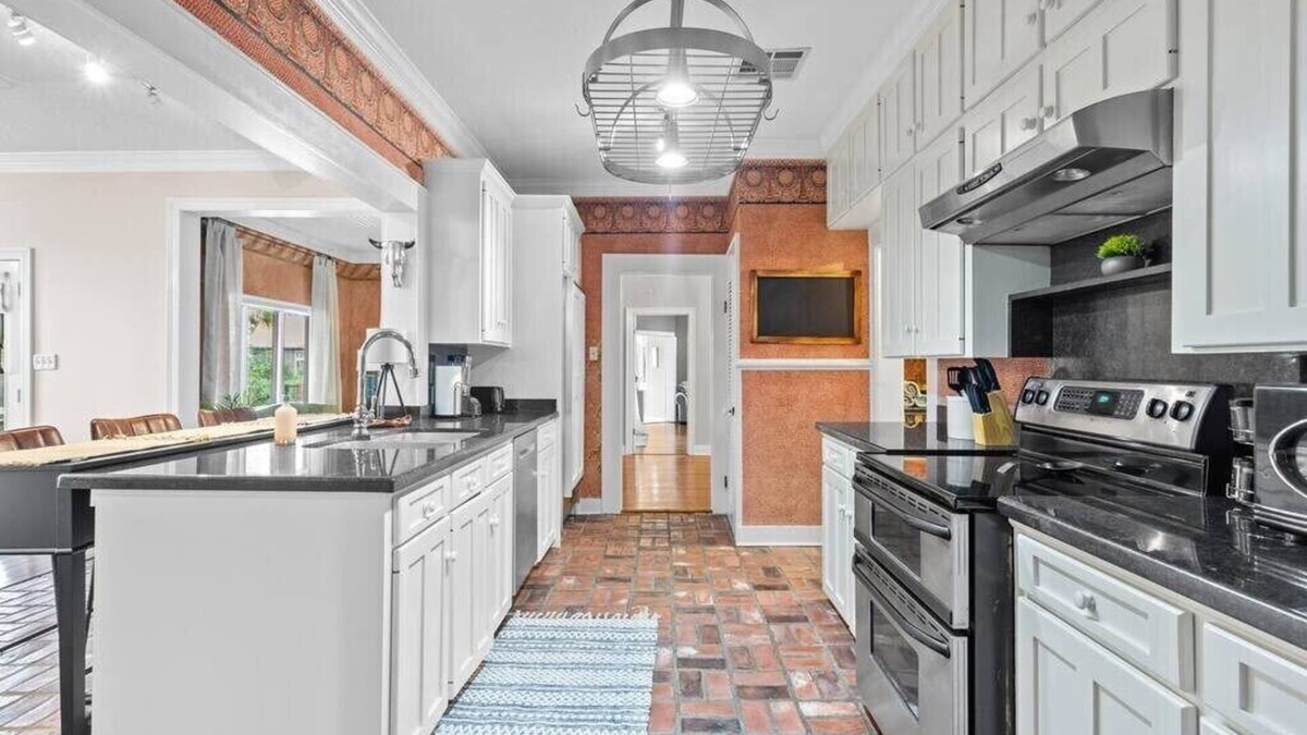 Prien House | Cozy Ranch House with Pool